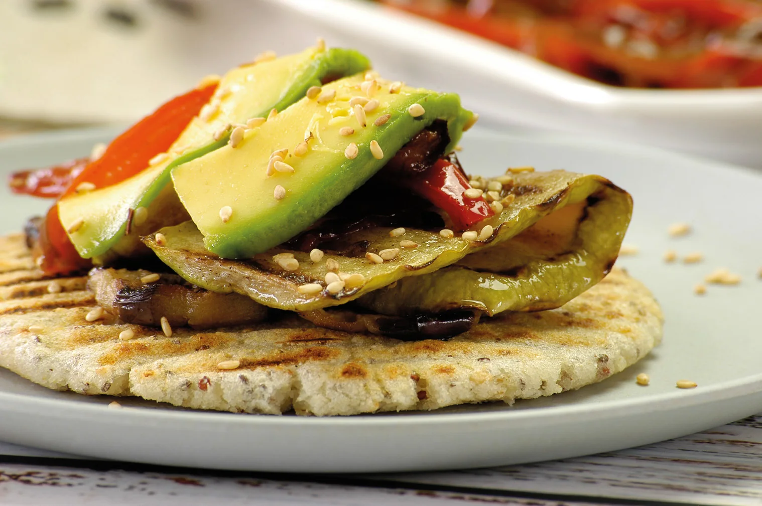 Arepa con semillas y vegetales grillados