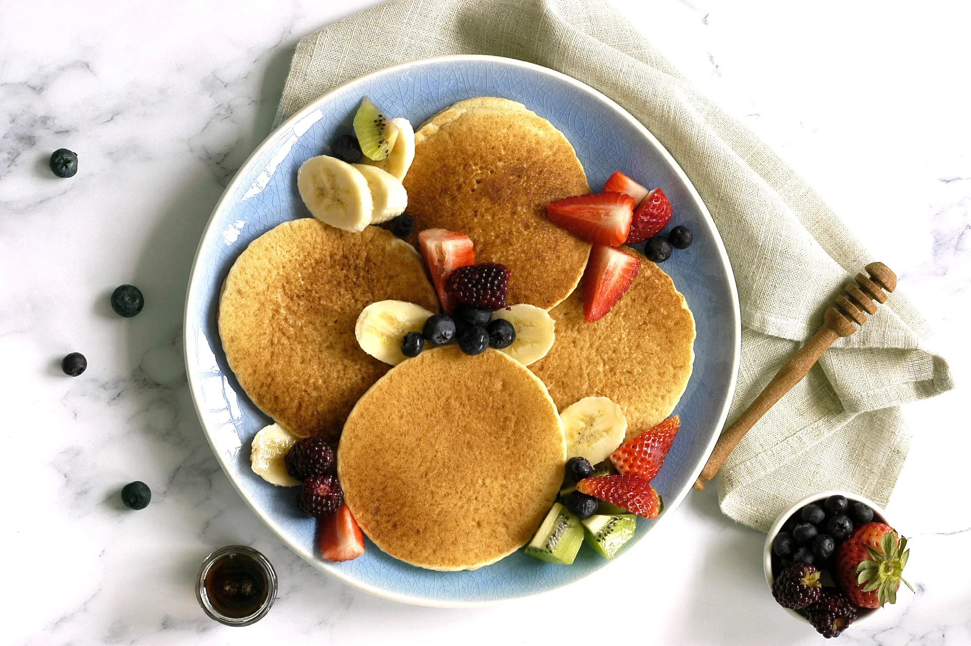 Panquecas de semillas con banana y frutos rojos