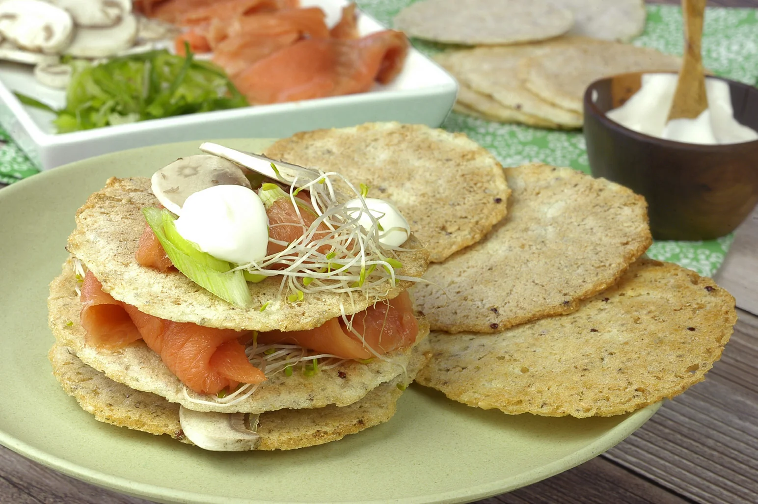 Tostaditas de semillas con salmón ahumado y brotes