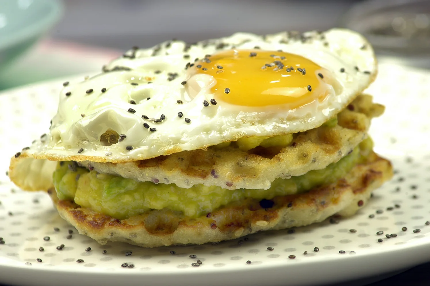 Waffle de semillas con aguacate y huevo